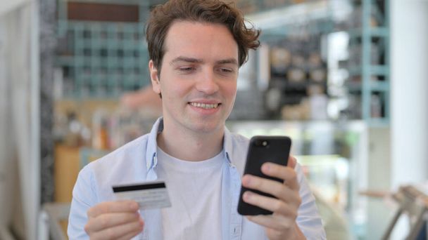 Hombre con éxito Pago en línea en Smartphone - Foto, Imagen