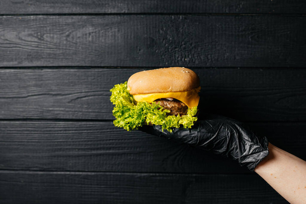 Comida, hambúrguer em um fundo preto, fundo de hambúrguer  - Foto, Imagem