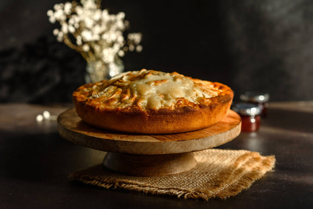 Classic american autumn dessert: apple pie with cinnamon and demerara sugar - Foto, Bild