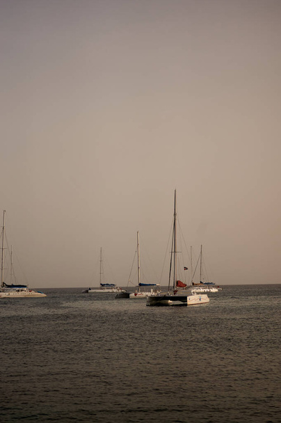       Barcos y veleros que navegan a orillas del mar cerca del muelle.                                     - Foto, Imagen