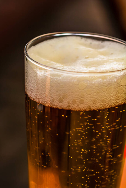 Ποτήρι μπύρας σε μπαρ στο τραπέζι - Φωτογραφία, εικόνα