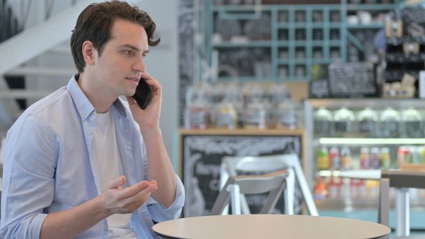 Homme Créatif Parler sur Smartphone à Café  - Photo, image