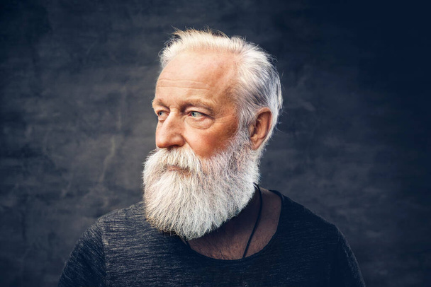 Головний убір бородатого літнього чоловіка зі стильною зачіскою
 - Фото, зображення