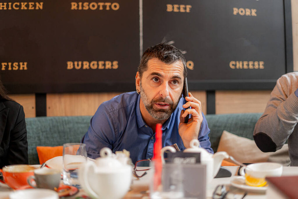 Handosme starší podnikatel mluví po telefonu - Fotografie, Obrázek
