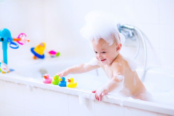 bébé dans le bain
 - Photo, image
