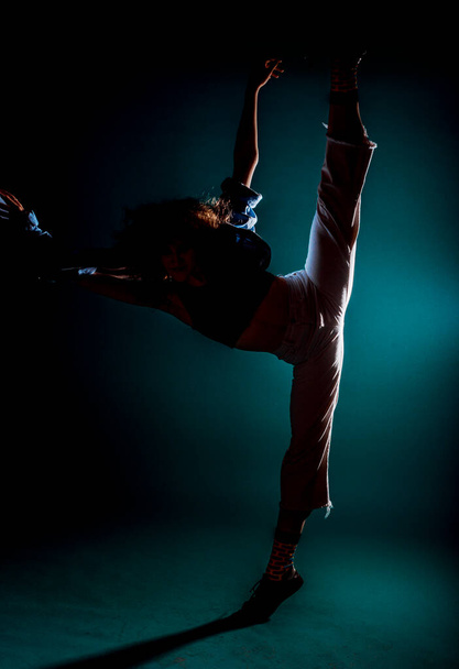 Stilvolle junge Frau übt moderne Tanzpositionen ein - Foto, Bild