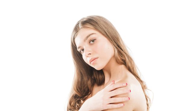 Schöne junge Mädchen mit frischer Haut berührt ihre Schulter - Foto, Bild