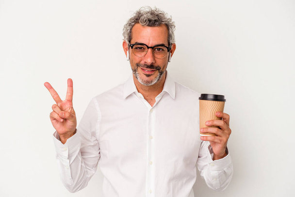 Бізнесмен середнього віку тримає каву, ізольовану на білому тлі, показуючи номер два пальцями
. - Фото, зображення