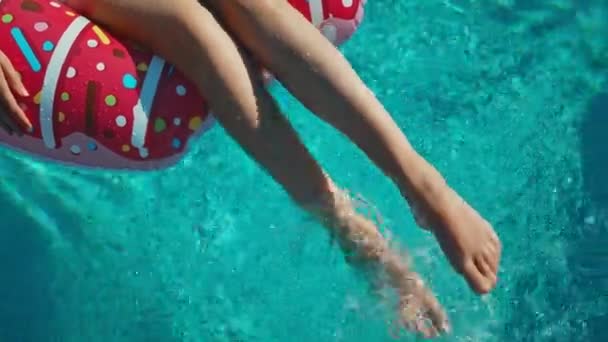 Kobiece nogi w basenie. Koncepcja wakacji letnich. - Materiał filmowy, wideo