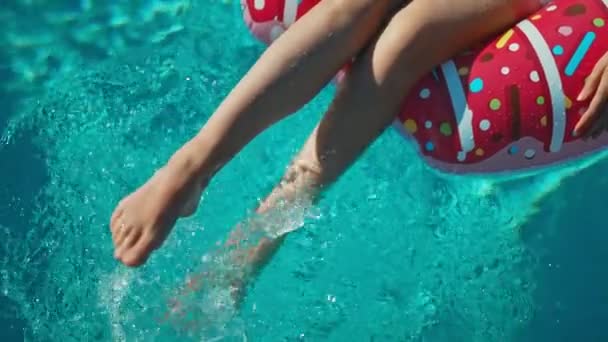 スイミングプールで女性の足。夏休みのコンセプト. - 映像、動画
