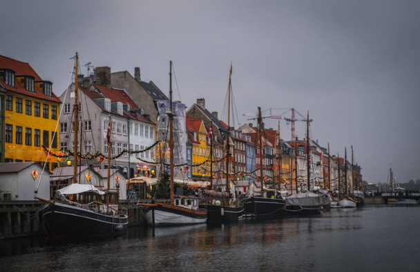 Koppenhága, Dánia a Nyhavn-csatornán naplementekor. 2021. november - Fotó, kép
