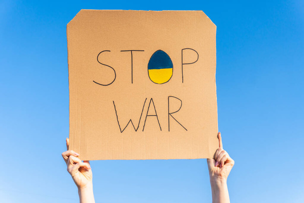 Zastavte válku na Ukrajině. Zastavte válečný plakát na pozadí modré oblohy. Válka na Ukrajině. Stát s Ukrajinou - Fotografie, Obrázek
