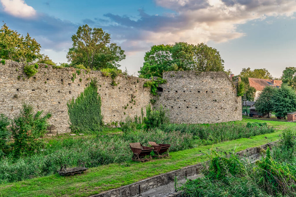 Tarde vista de Tata castelo rondel e fosso transformado em um jardim  - Foto, Imagem