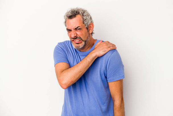 Mann mittleren Alters isoliert auf weißem Hintergrund mit Schulterschmerzen. - Foto, Bild