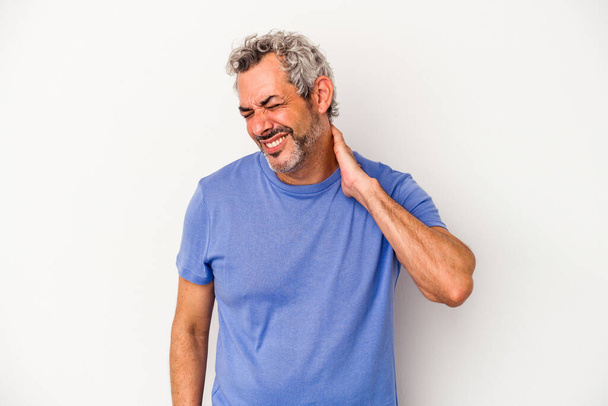 Middelbare leeftijd blanke man geïsoleerd op witte achtergrond met een nek pijn als gevolg van stress, masseren en aanraken van het met de hand. - Foto, afbeelding