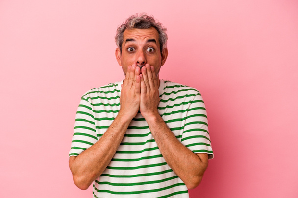Middle age caucasian man isolated on pink background  shocked covering mouth with hands. - Foto, Imagen