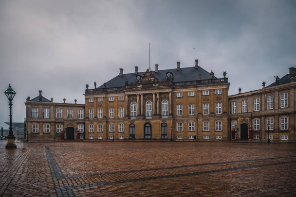Copenhague, Dinamarca - Noviembre 2021: Palacio de Amalienborg, residencia de la familia real danesa. - Foto, imagen