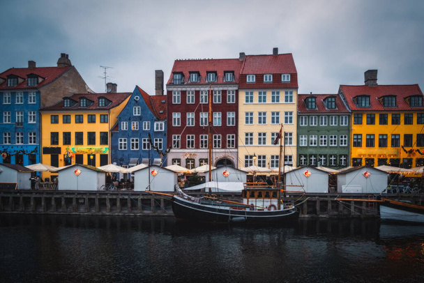 Koppenhága, Dánia a Nyhavn-csatornán naplementekor. 2021. november - Fotó, kép