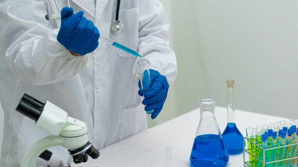 kémia kísérlet és kémcső a kézben a tudomány osztály asztalon Tudós oktatási koncepció üveg lombik laboratóriumi kutatás-fejlesztési koncepció - Fotó, kép