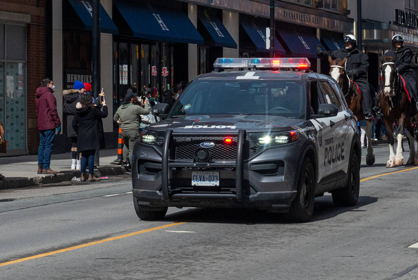 Τορόντο, ON, Καναδάς - 17 Μαρτίου 2022: Αστυνομικό αυτοκίνητο κατά τη διάρκεια της Παρέλασης St. Partick στο κέντρο του Τορόντο - Φωτογραφία, εικόνα