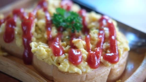 Panning shot of scrambled eggs on toasted bread with ketchup, breakfast in morning at home. - Footage, Video