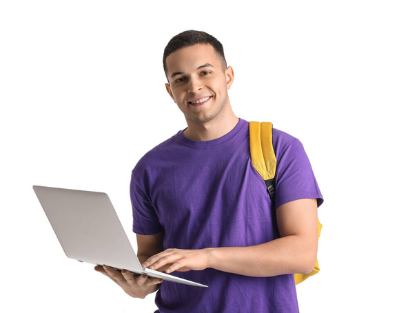 Étudiant masculin utilisant un ordinateur portable sur fond blanc - Photo, image