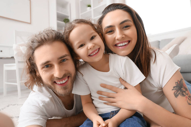 Jovem família feliz tirando selfie em casa - Foto, Imagem