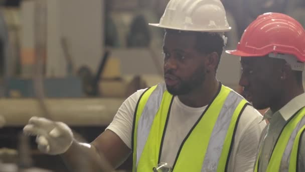 Африканский чернокожий инженер обучение бригадира говорить процесс работы объяснить новому сотруднику. - Кадры, видео