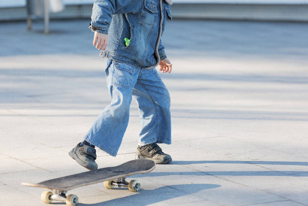 happy children skateboarding on fresh air, healthy lifestyle, close-up - Foto, Imagen