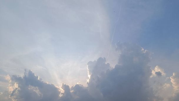 暑い日に雲からの美しい青空の日差し - 写真・画像