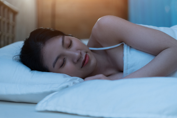 mooi jong aziatisch vrouw is diep slapen en heeft een mooi droom - Foto, afbeelding
