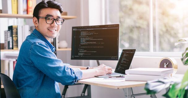 Jovem programador asiático trabalhando no escritório - Foto, Imagem