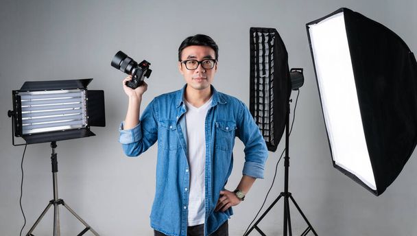 Porträt eines jungen asiatischen Fotografen - Foto, Bild