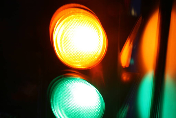 A homályos közlekedési lámpák fantáziavilágot hagynak egy zavaros dimenzióban.. - Fotó, kép
