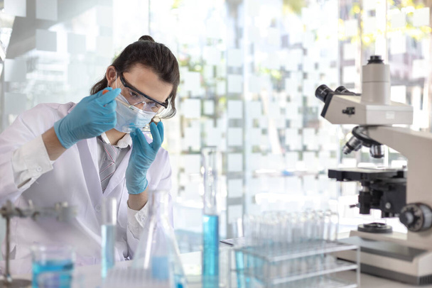 Tutkijat kokeilevat synteettisiä aineita luonnosta muuttaa genetiikan tai DNA kasvien vastustuskykyisiä tauteja, Lab kokeet, Tutkijat tutkija työskentelee analyysi koeputki. - Valokuva, kuva