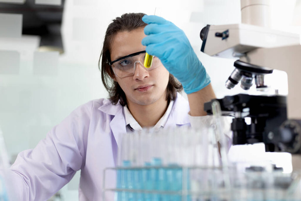 合成物質の研究室診断,研究者または研究者は、 in vitroおよび記録情報の物質を検討します,研究室実験,テスト管で作業科学者の分析. - 写真・画像