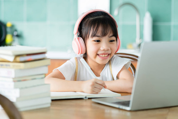 自宅で勉強するアジアの子供 - 写真・画像