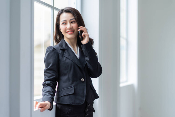 jong aziatisch zakenvrouw werken op kantoor - Foto, afbeelding