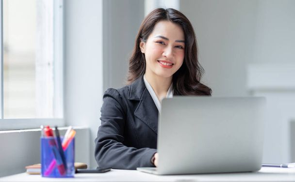 Imagen de una joven empresaria asiática trabajando en la oficina - Foto, Imagen