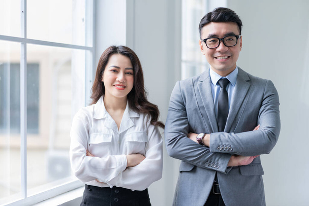 Due imprenditori asiatici che lavorano in ufficio - Foto, immagini
