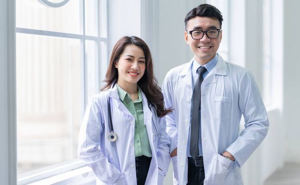 Imagen del médico asiático masculino y femenino - Foto, Imagen