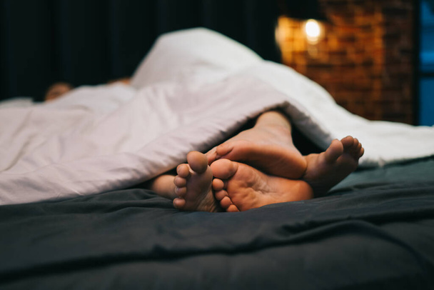 jong aziatisch paar op het bed - Foto, afbeelding