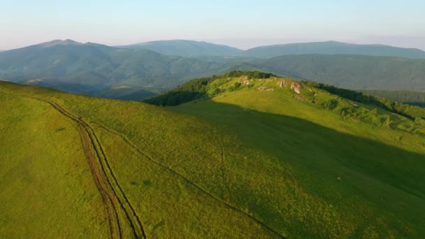 Aufnahmen aus einem Quadrocopter von grünen Wiesen im alpinen Hochland. Gefilmt in UHD 4k Video. - Filmmaterial, Video