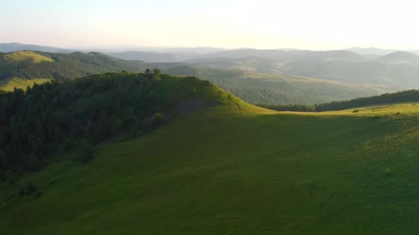Nad zelenými loukami na alpské vrchovině přeletí dron. Natočeno ve videu UHD 4k. - Záběry, video