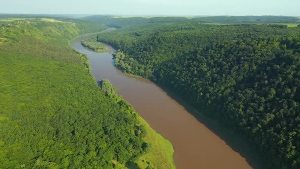 Pittoresk uitzicht op de grote rivier en de groene vallei vanuit vogelperspectief. Gefilmd in UHD 4k video. - Video