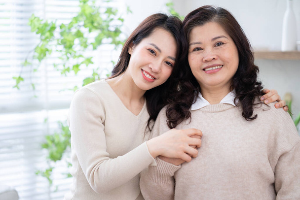 Изображение азиатской матери и дочери дома - Фото, изображение