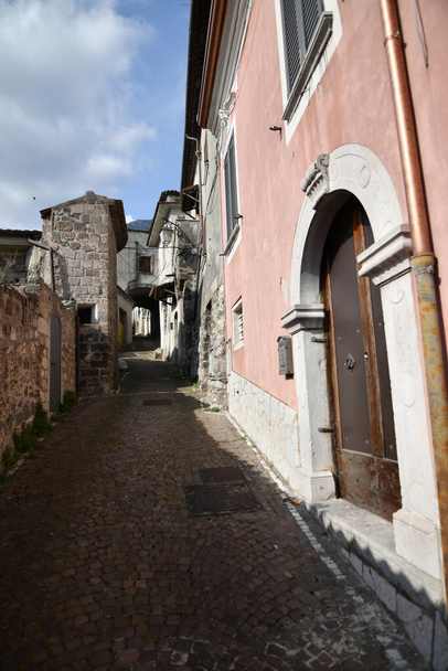 Ένας στενός δρόμος στο Faicchio, ένα μικρό χωριό στην επαρχία Benevento, Ιταλία. - Φωτογραφία, εικόνα