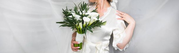 Mladá atraktivní nevěsta s květinami - Fotografie, Obrázek