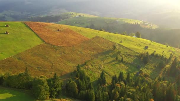 Tranquil ρουστίκ σκηνή με πράσινο τροχαίο λόφους γύρω από ένα αγρόκτημα στο φως το πρωί. Ταινία σε βίντεο UHD 4k. - Πλάνα, βίντεο