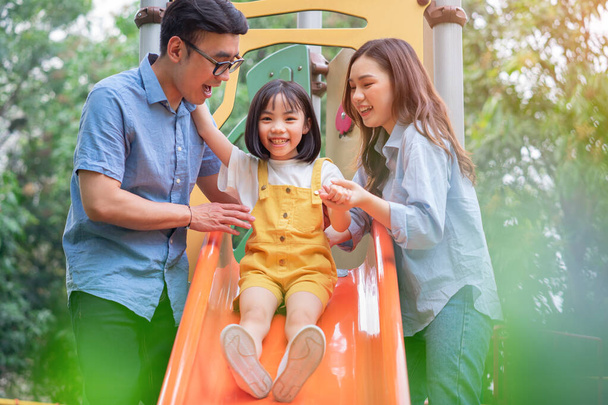 Bild einer jungen asiatischen Familie beim gemeinsamen Spielen im Park - Foto, Bild